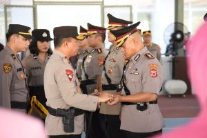 Tiga Pejabat Utama Polda Maluku dan Kapolres Buru Disertijab