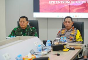Kapolri Bersama Panglima  TNI Meninjau 91 Command Center untuk Memastikan Kesiapan Pengamanan KTT ASEAN di Labuan Bajo, NTT