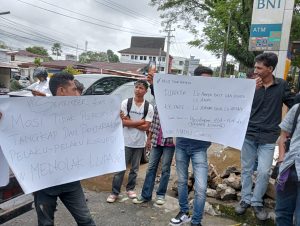 Mahasiswa Demo di Kejari Ambon, Minta Direktur Poltek Ambon Segera Ditangkap Karena Dugaan Koprusi Rp72 Milyar