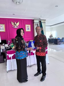 Bupati Bursel Dorong UT Buka Prodi Bahasa Mandarin